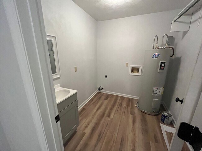 Building Photo - Recently Updated 2/1 Townhome off Mahan