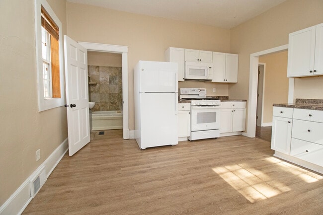 Building Photo - 415 Riverside Ave N