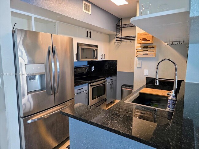 Building Photo - 1625 Kennedy Cswy