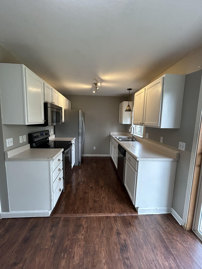 Building Photo - 6690 Basswood Dr