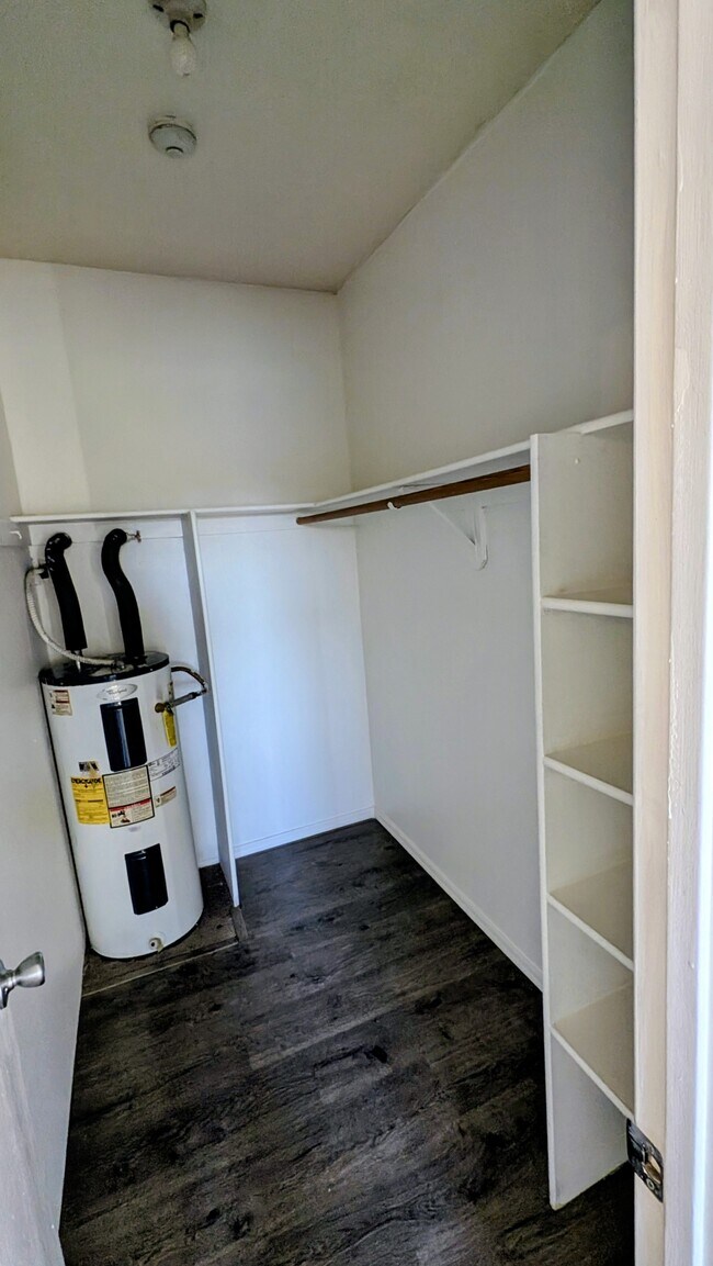 Building Photo - 1810 E Blacklidge Dr