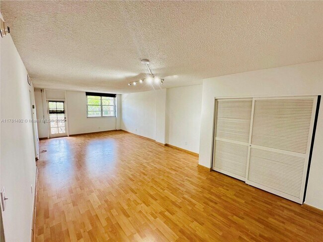 Building Photo - 90 Edgewater Dr