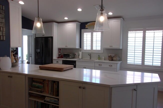 Building Photo - 1076 SW Tamarrow Pl