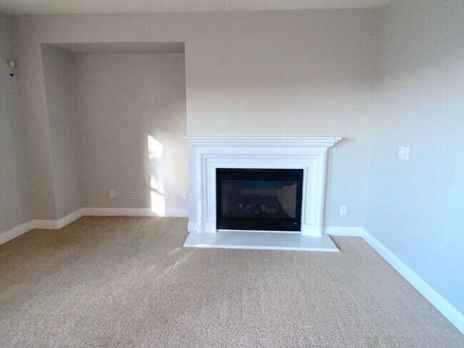 Building Photo - Top of the Hill - Gorgeous 5 Bedroom 3 Bat...