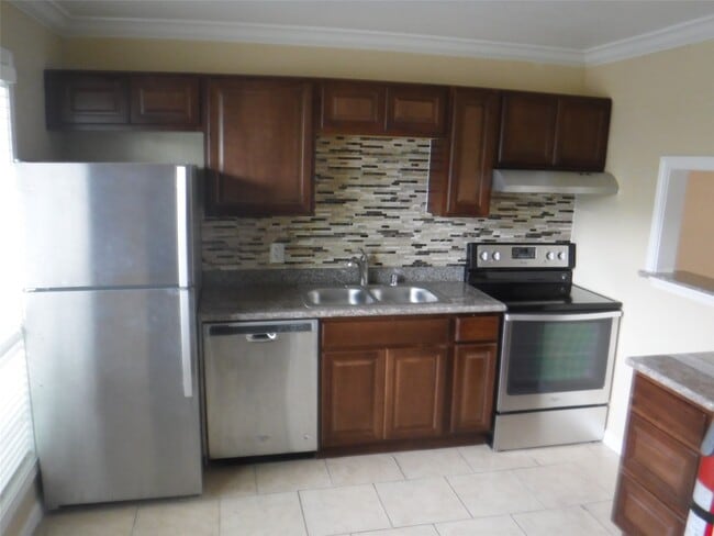 Building Photo - 10110 Westview Dr