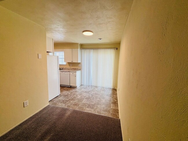 Building Photo - 2 Bedroom, 1.5 Bath Townhouse