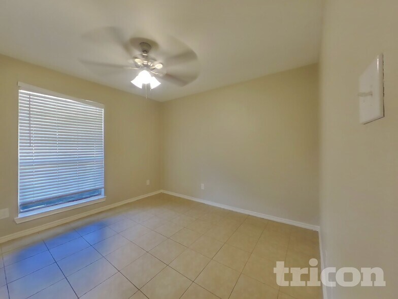 Building Photo - 1718 Kingston Dr