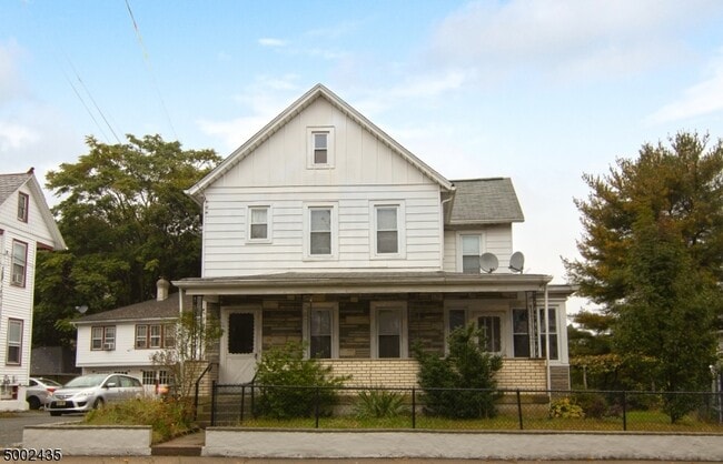 Front - 90 Main St