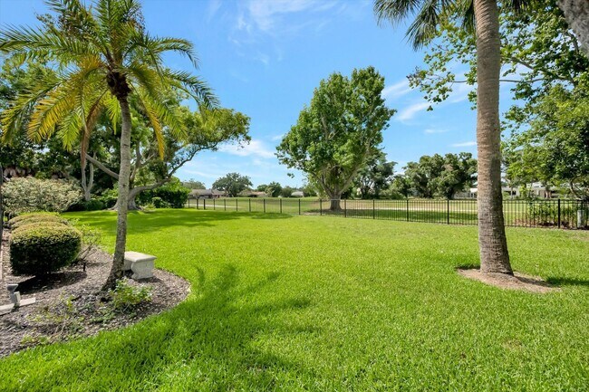 Building Photo - Luxury 5 Bed/4 Bath Pool Home on a Golf Course in Central Sarasota
