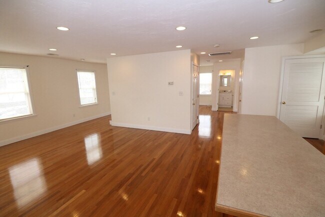 Building Photo - 76 Seaver St
