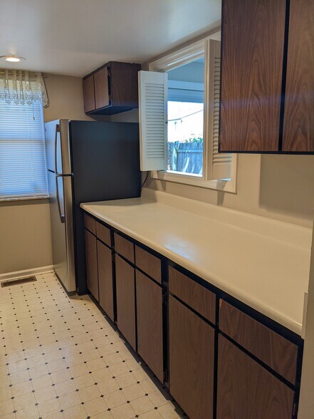 Kitchen - lots of cabinet space! - 4798 Moreland Dr W