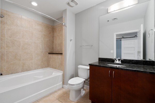 Full soaker tub with show, granite counter tops. - 301 Demonbreun St