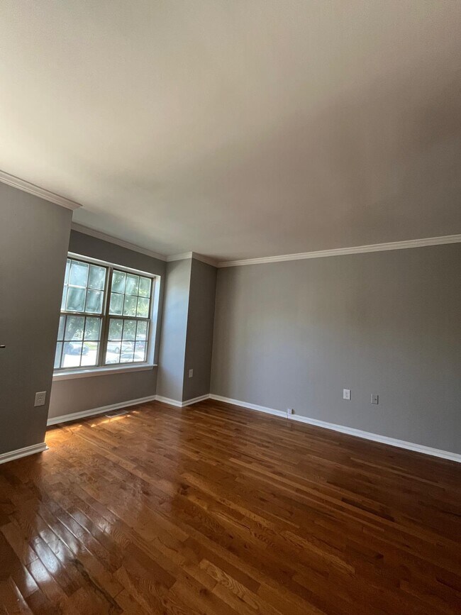 Building Photo - 4674 Mews Dr