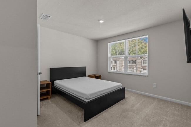 Building Photo - Spacious Home for Rent in Portsmouth!