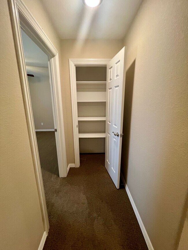 Building Photo - 3B/2.5B Spacious Townhome with Fenced Back...