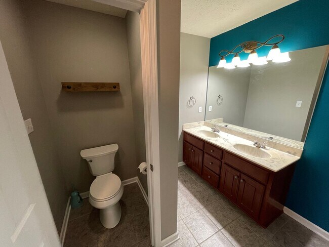 Building Photo - Beautiful Shelbyville Home For Rent