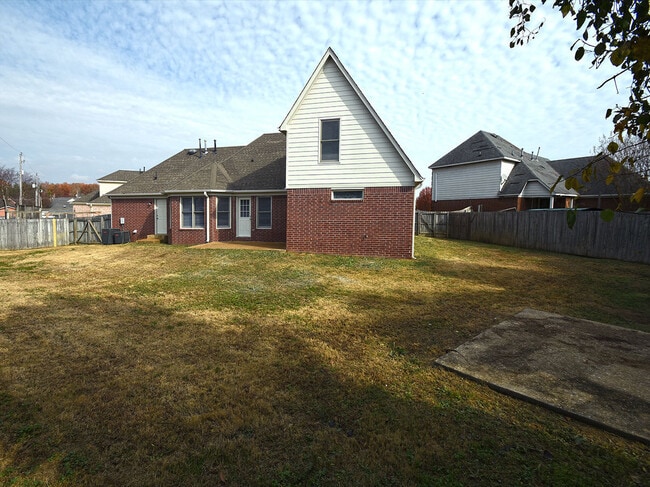 Building Photo - 5 Bedroom, 3 Bathrooms Near Berryhill And ...