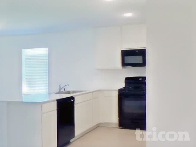 Building Photo - 1616 Parlier St