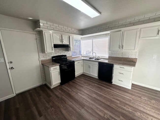 Building Photo - APPLY FOR THIS BEAUTIFUL HOME TODAY!