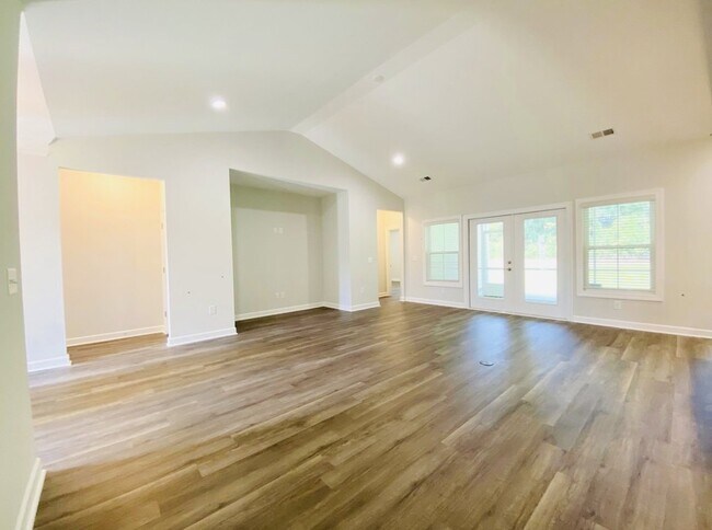 Building Photo - Lovely Three Bedroom Home Located in Lawto...