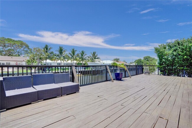 Building Photo - 3100 NE 56th Ct
