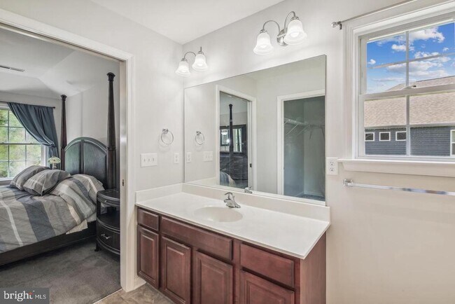 Building Photo - 102 Hunter's Way