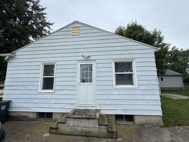 Building Photo - 3 Bedroom Cedar Falls House