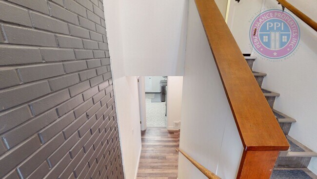 Building Photo - * DESIRABLE MILWAUKIE HOME!  A GARDENER'S ...