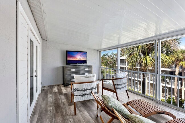 Building Photo - Impeccably Furnished Annual Rental Townhom...