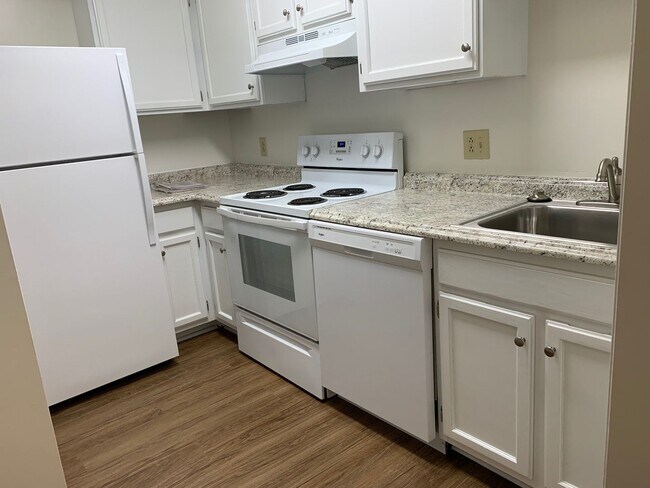 Building Photo - 2 Bedroom 1.5 Bath Townhouse