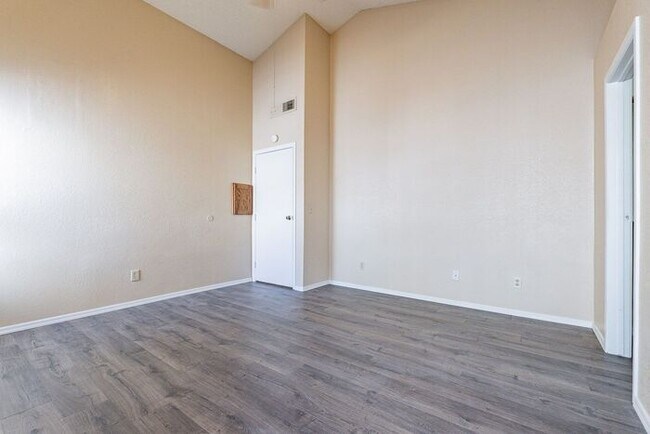 Building Photo - Bright, Spacious & Ready to Welcome You Ho...