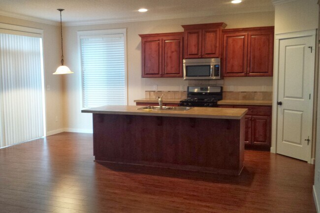 Building Photo - Spacious & Beautiful Home in Great Locatio...