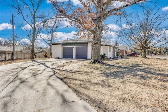 Building Photo - 6503 E 16th St N