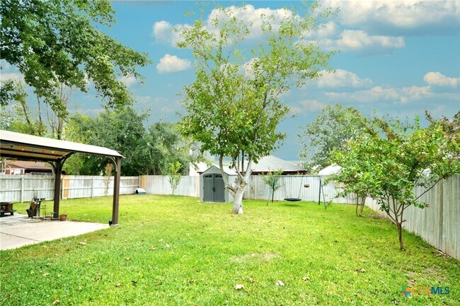Building Photo - 744 Pinehurst Dr