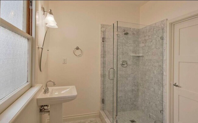 Building Photo - 4 bedroom 2 bath home