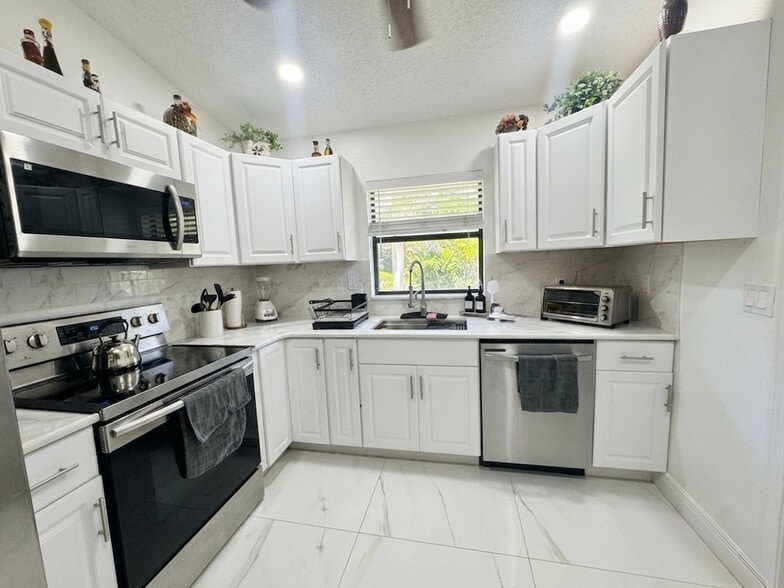 Building Photo - 949 Cinnamon Ct