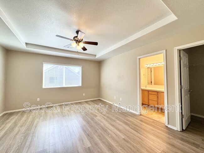 Building Photo - 4572 SE Olivewood St