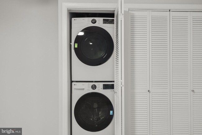 Building Photo - 18502 Clovercrest Cir