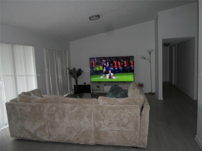 Building Photo - 20760 NE 4th Ct