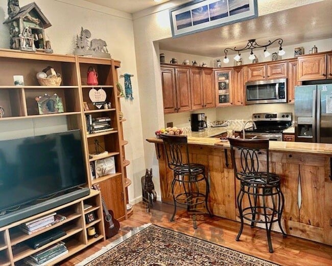 Building Photo - Adorable 2 Bedroom - Central Incline! 1 Do...
