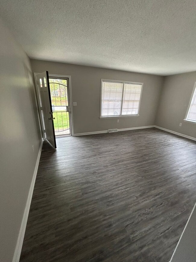 Building Photo - 3 bedroom, two bath home for rent
