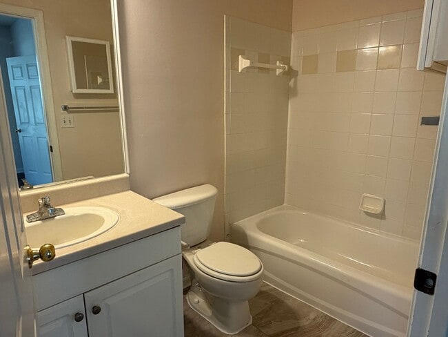 Building Photo - First Floor Condo - Estate at Westbury