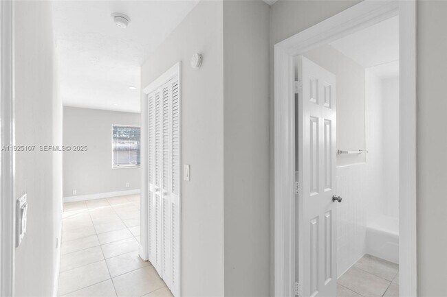 Building Photo - 4021 N Andrews Ave