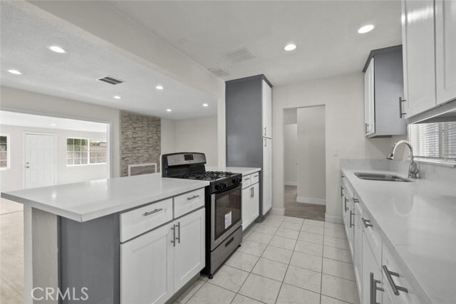 Building Photo - 5040 N Lyman Ave