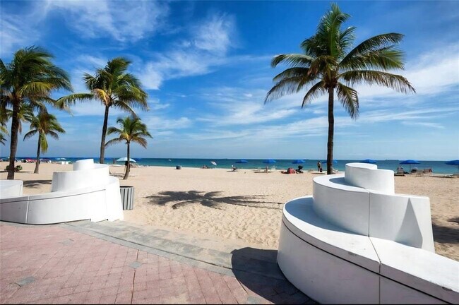 Building Photo - 2530 NE 9th St