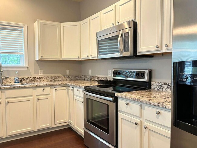 Building Photo - Available Now-Beautiful 4 BR/3BA Home