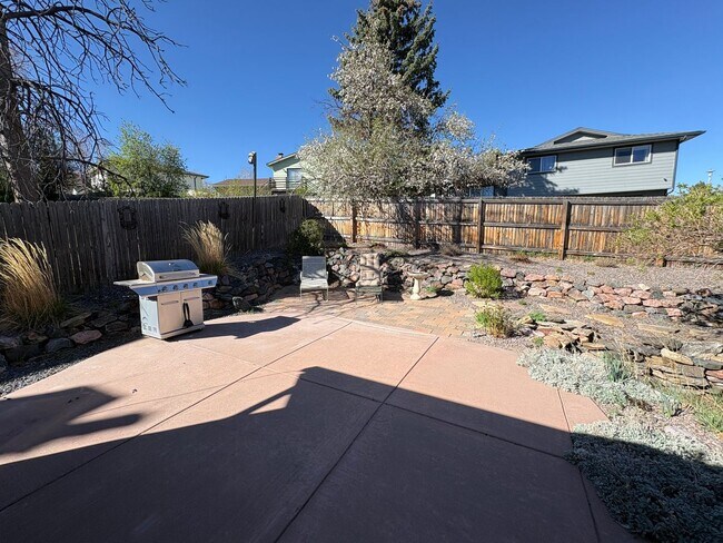 Building Photo - Stunning Morrison 3 bed/2 bath Corner Lot