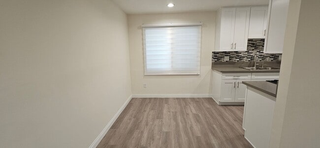 Building Photo - Beautifully Renovated Townhouse with Moder...