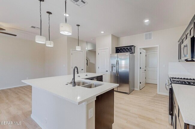 Building Photo - 516 Logwood Ave