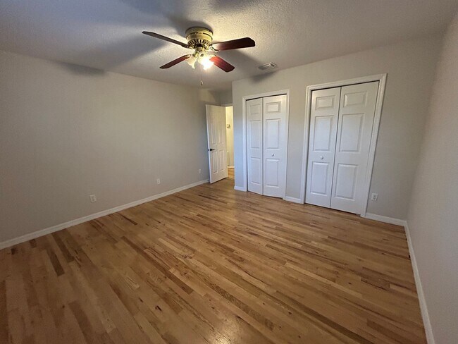 Building Photo - Spacious and Perfectly located 4/2 home in...